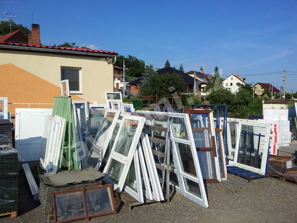 Bazarová okna na dvoře stavebního bazaru v Brně-Bosonohách