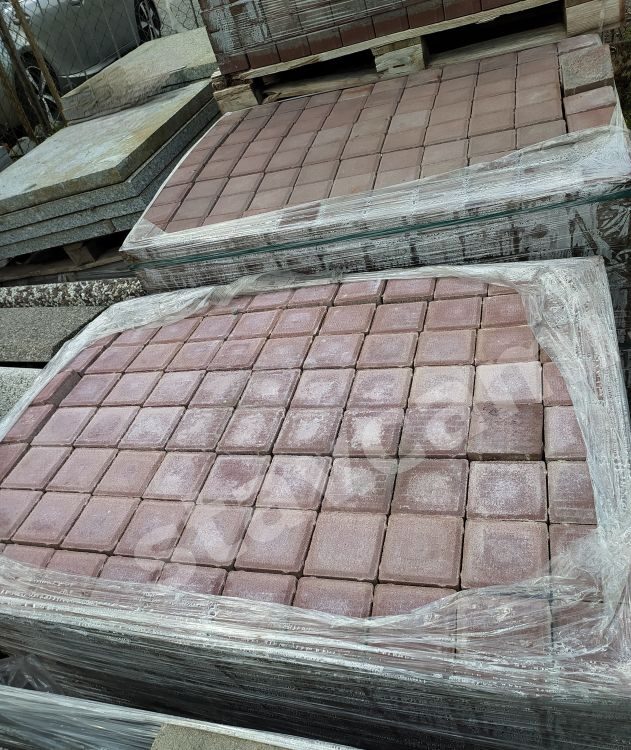 Palety betonové dlažby ve stavebním bazaru