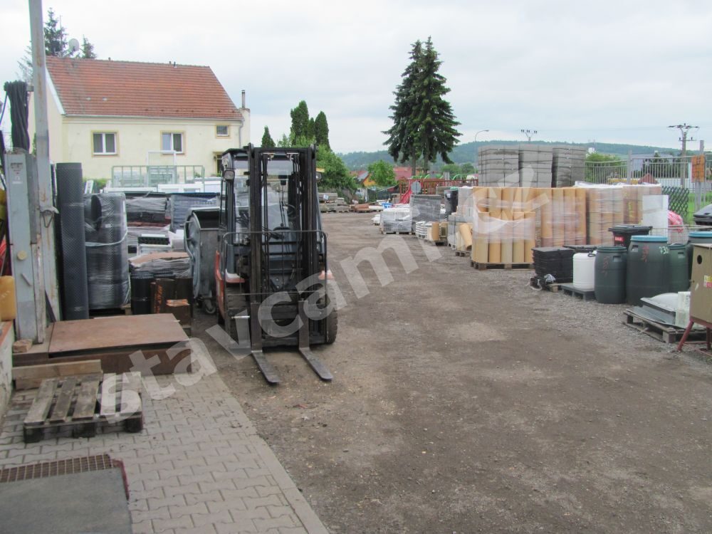 Dvůr stavebního bazaru se zbožím na paletách