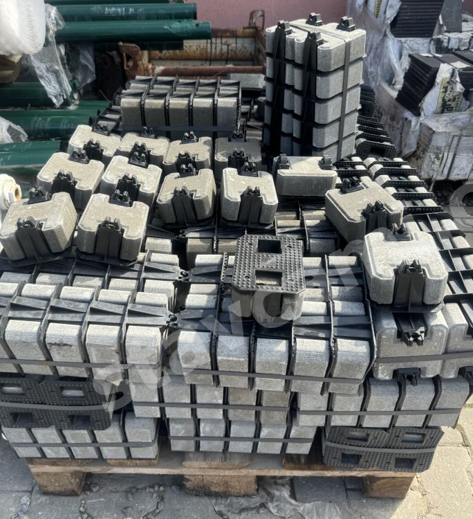 Tvárnice a stavební materiál na paletách