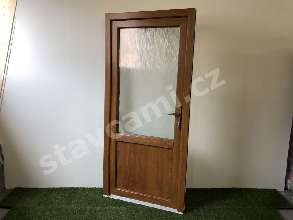 Vchodové plastové dveře zlatý dub ve stavebním bazaru